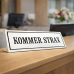 Bordsskylt "KOMMER STRAX" emalj vit/svart 20x6 cm M46 Bordsskylt "KOMMER STRAX" emalj vit/svart 20x6 cm M46