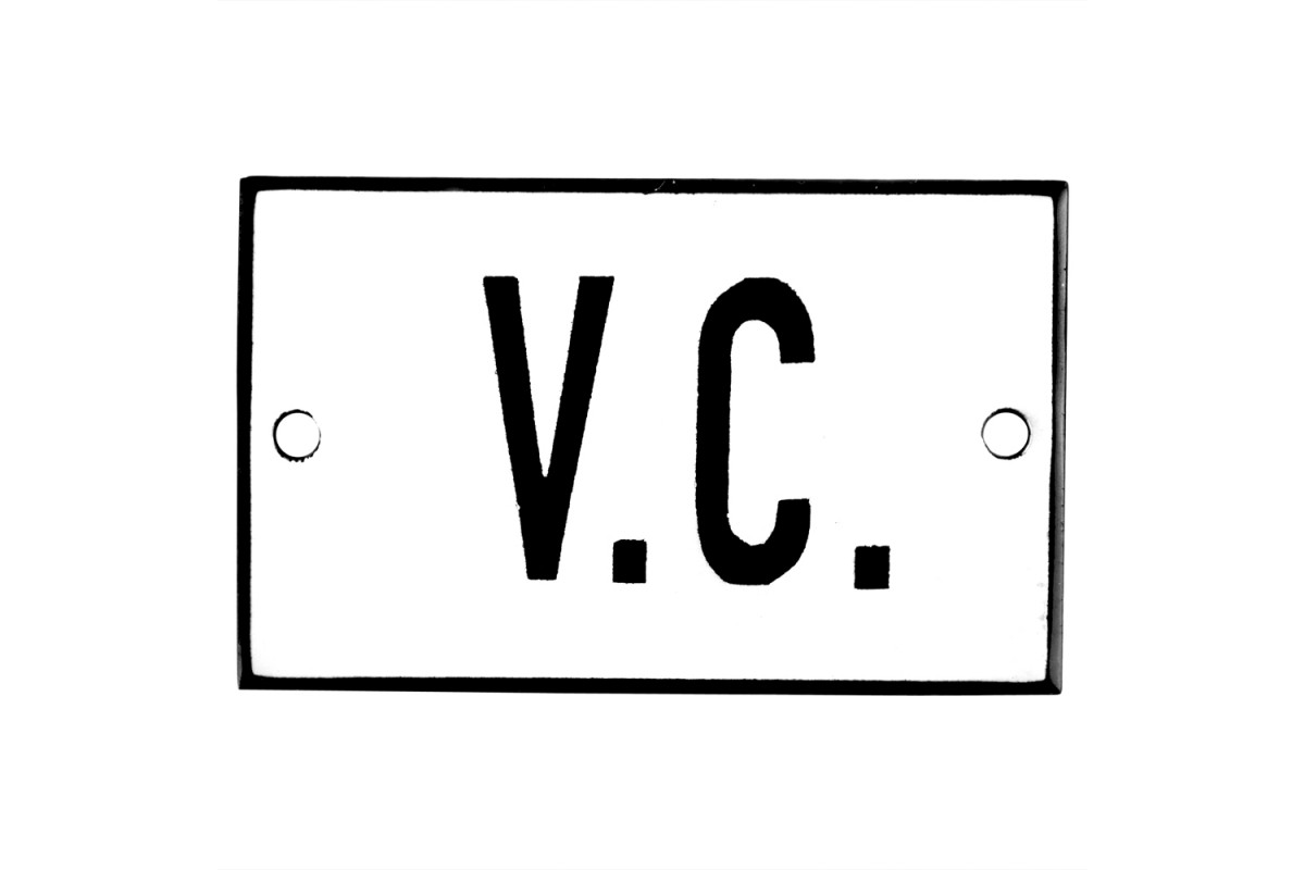 Emaljskylt V.C. vit - svart 8 x 5 cm modell 2 Emaljskylt V.C. vit - svart 8 x 5 cm modell 2