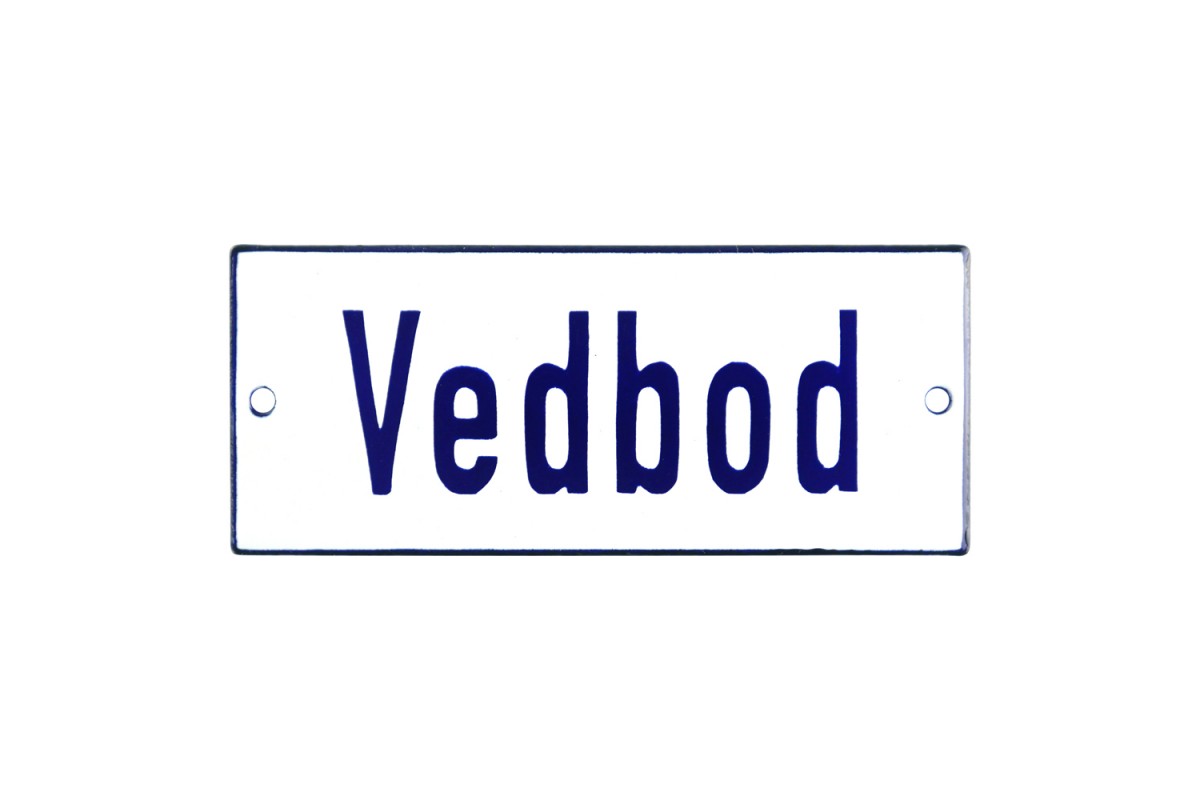 Emaljskylt Vedbod vit - blå 12 x 5 cm modell 1 Emaljskylt Vedbod vit - blå 12 x 5 cm modell 1
