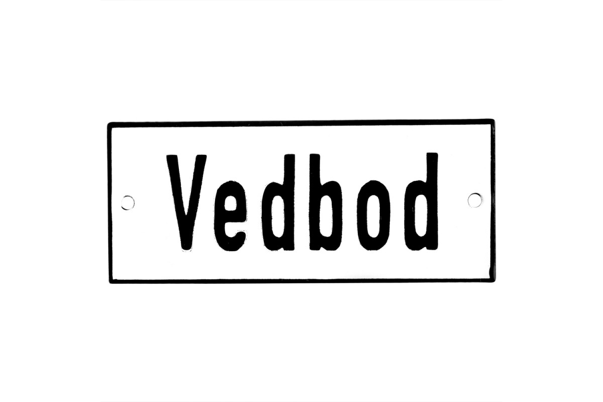 Emaljskylt Vedbod vit - svart 12 x 5 cm modell 2 Emaljskylt Vedbod vit - svart 12 x 5 cm modell 2
