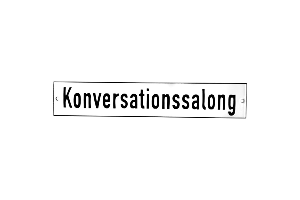 Emaljskylt Konversationssalong vit - svart 28 x 5 cm modell 2 Emaljskylt Konversationssalong vit - svart 28 x 5 cm modell 2