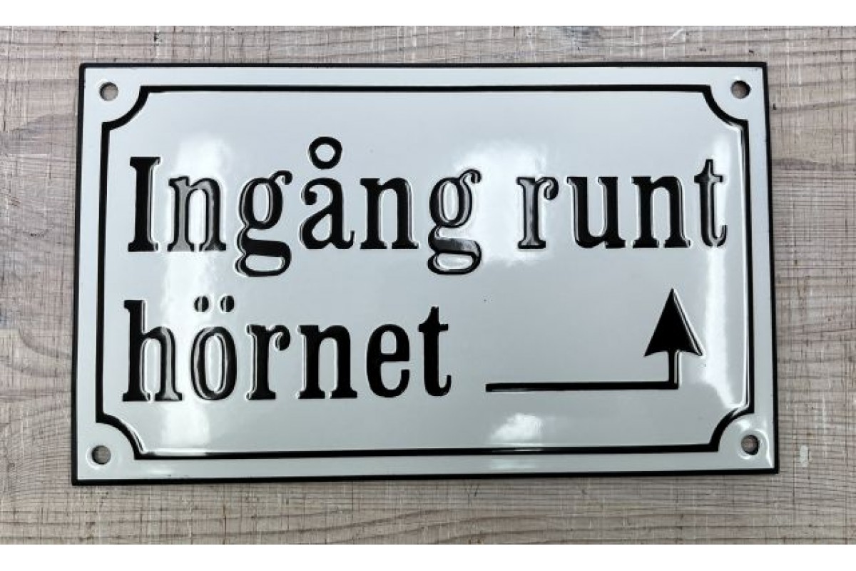 Emaljskylt Ingång runt hörnet med pil höger vit - svart 20 x 12 cm modell 10 Emaljskylt Ingång runt hörnet med pil höger vit - svart 20 x 12 cm modell 10