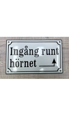Emaljskylt Ingång runt hörnet med pil höger vit - svart 20 x 12 cm modell 10 Emaljskylt Ingång runt hörnet med pil höger vit - svart 20 x 12 cm modell 10