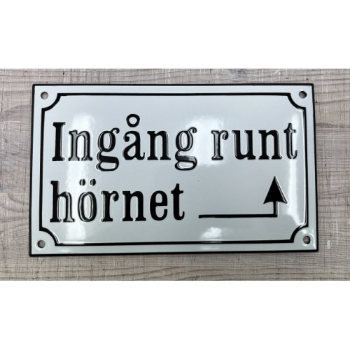 Emaljskylt Ingång runt hörnet med pil höger vit - svart 20 x 12 cm modell 10