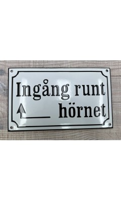 Emaljskylt Ingång runt hörnet med pil vänster vit - svart 20 x 12 cm modell 10 Emaljskylt Ingång runt hörnet med pil vänster vit - svart 20 x 12 cm modell 10
