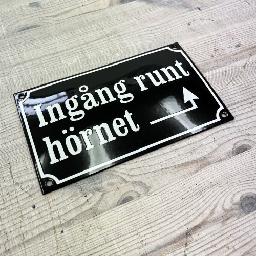 Emaljskylt Ingång runt hörnet med pil höger svart - vit 20 x 12 cm modell 12